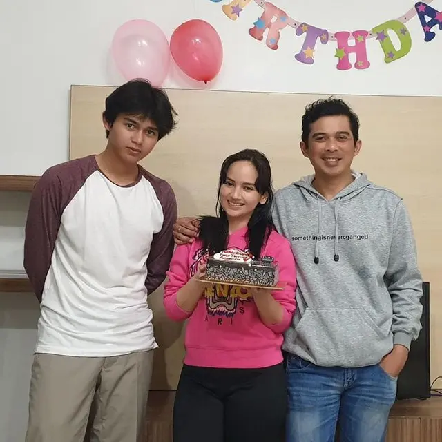 Potret kebersamaan Angelica Simperler dan Ahmad Titan At-Tariq