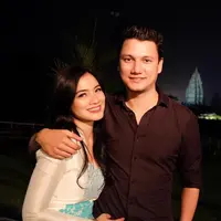 Kisah cinta pasangan Titi Kamal dan Christian Sugiono memang patut ditiru. Pasalnya pasangan ini sudah bersama selama 19 tahun. Keduanya berpacaran selama 10 tahun, sebelum akhirnya menikah pada 2009. (Foto: instagram.com/titi_kamall)