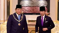 Presiden Prabowo Subianto menerima penganugerahan Bintang Kebesaran Negara Brunei Darussalam "Darjah Kerabat Laila Utama Yang Amat Dihormati" (D.K.L.U) dari Sultan Hassanal Bolkiah. (Foto: Muchlis Jr - Biro Pers Sekretariat Presiden)