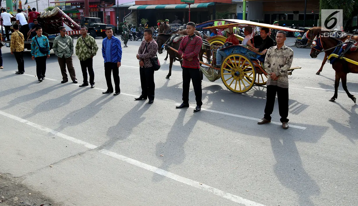Aparat berbatik berbaris melakukan pengamanan saat geladi resik kirab ngunduh mantu Kahiyang-Bobby di Medan, Rabu (22/11). Sebanyak 5.000 personel gabungan siap mengamankan prosesi ngunduh mantu Kahiyang-Bobby. (Liputan6.com/Johan Tallo)