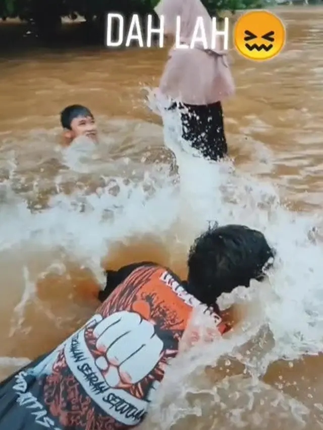 Dapat Undangan Nikah Mantan Saat Kena Banjir, Aksi Pemuda Ini Bikin Geleng Kepala