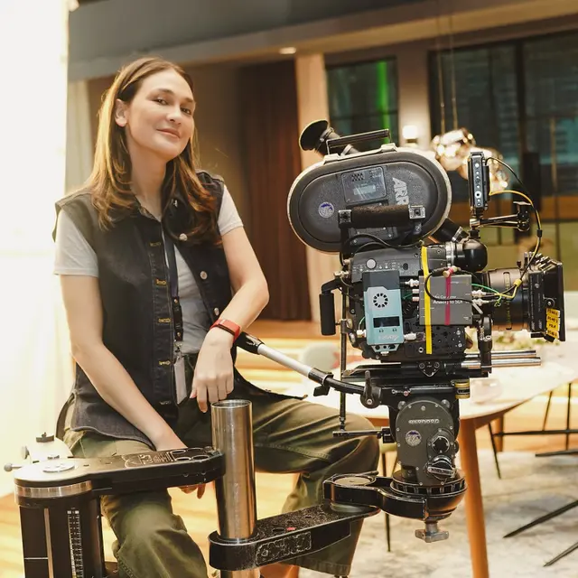 7 Potret Luna Maya Jadi Sutradara di Film Heartbreak Motel yang Tuai Sorotan