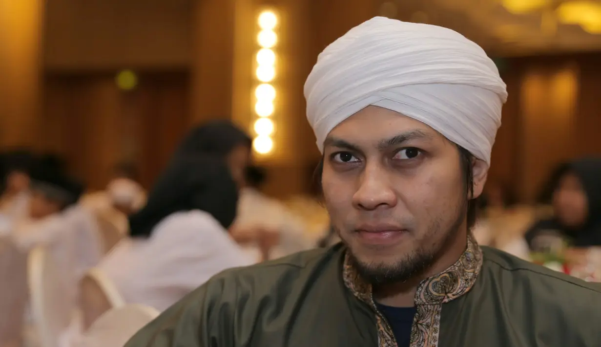 "Banyak, tapi Saya enggak terlalu mau mendengarkan. Zaman mau ngeband dulu juga dihujat, paling jadi band kacangan. Tapi alhamdulillah kan terbukti, apalagi dalam masalah agama," ungkap Sunu, di Hotel Ritz Carlton. (Andy Masela/Bintang.com)