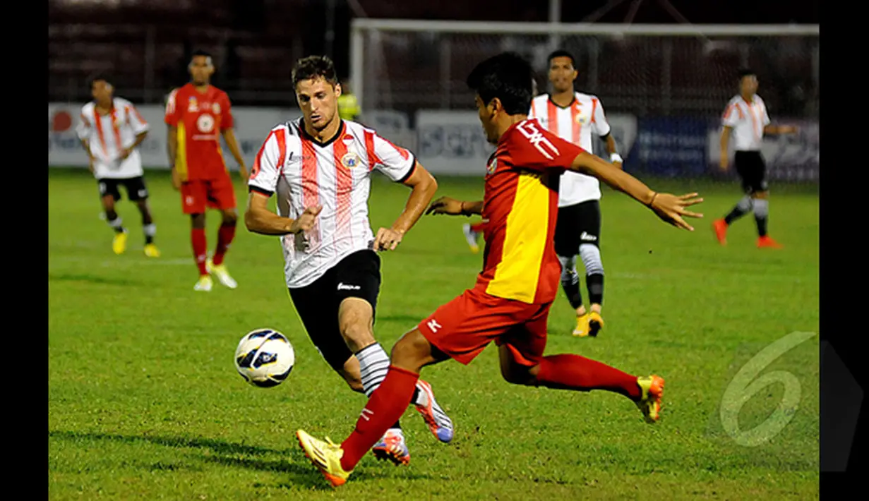 Penyerang Persija, Yevgeni Kabayev (kiri) saat melewati pemain Semen Padang saat laga SCM Cup 2015 di Stadion H Agus Salim, Padang, Rabu (21/1/2015). Persija Menang 4-0 atas Semen padang. (Liputan6.com/Johan Tallo)