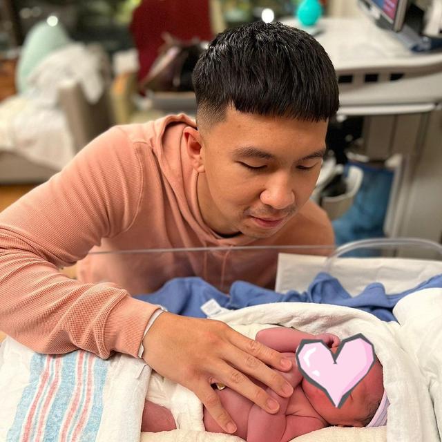 6 Potret Nikita Willy dan Indra Priawan Peluk Baby Izz, Wajah Langsung Diungkap