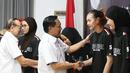 Ketua Umum PP PBVSI, Imam Sudjarwo memberikan motivasi kepada para pemain Timnas Voli Putri Indonesia pada upacara pelepasan untuk kejuaraan AVC Women's Volleyball Cup yang dilakukan di Padepokan Voli Jenderal Polisi Kunarto, Sentul, Selasa (2/6/2026).