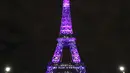 Pengunjung berjalan di sekitar Menara Eiffel yang diterangi dengan huruf bertuliskan '300 juta terima kasih' di Paris, Kamis (28/9). Menara yang mulai dibuka pada 1889 itu merayakan 300 juta pengunjung dengan sejumlah pagelaran musik. (LUDOVIC MARIN/AFP)