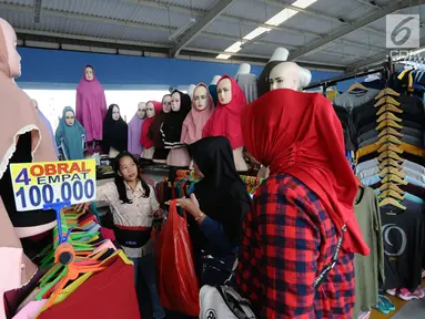 Pengunjung memilih busana muslim di skybridge Tanah Abang, Jakarta, Rabu (8/5/2019). Hari ketiga puasa bulan Ramadan, Warga Jakarta dan penyangga sekitarnya sudah mulai berbelanja pakaian muslim dengan harga yang murah untuk kebutuhan sendiri atau untuk dijual kembali. (Liputan6.com/Herman Zakharia)