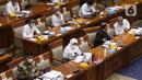 Menteri Tenaga Kerja Ida Fauziah mengikuti rapat dengar pendapat dengan Komisi IX DPR di Komplek Parlemen, Jakarta, Rabu (7/4/2021). Dalam rapat tersebut Komisi IX menyampaikan bahwa Kementerian Tenaga Kerja agar memperhatikan nasib kesejahteraan wartawan. (Liputan6.com/Angga Yuniar)