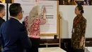 Petugas KPPS Luar Negeri mencatat perolehan suara saat penghitungan suara Pemilu 2019 yang dikirimkan melalui pos maupun yang dicoblos langsung di TPS oleh pemilih WNI, di KBRI Washington DC, Kamis (18/4). Jokowi meraih 1113, sementara pasangan Prabowo-Sandi meraih 352 suara. (Liputan6.com/HO/Butet)