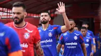 Gelandang Arema, Julian Guevara, saat bermain di Stadion Soepriadi, Kota Blitar. (Bola.com/Iwan Setiawan)