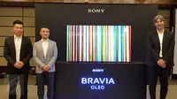 Kazuteru Makiyama, President Director of Sony Indonesia (kanan) dan Riki Siuwandy, Product Marketing TV Sony Indonesia (kiri) saat peluncuran Bravia OLED, A1 di Jakarta, Rabu (13/9/2017). Liputan6.com/ Yuslianson