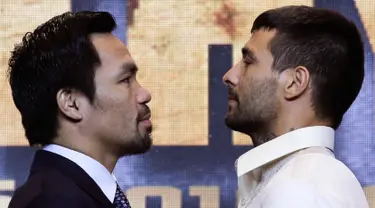 Senator Filipina dan petinju Manny Pacquiao (kiri) bertatapan dengan juara kelas welter WBA asal Argentina Lucas Matthysse selama konferensi pers di Manila, Filipina (18/4). Keduanya dijadwalkan bertarung 15 Juli 2018. (AP Photo/Aaron Favila)