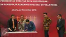Mendagri Tjahjo Kumolo menyaksikan penandatangan kerja sama pemanfaatan data kependudukan dengan 100 pelaku usaha Bursa Efek Indonesia (BEI) di Jakarta, Selasa (22/11). Penandatangan kerja sama ini masuk dalam kategori MURI. (Liputan6.com/Angga Yuniar)