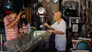 Wai Wah, tukang reparasi arloji, menyapa pelanggan di tempat reparasi arloji Yoke Chong di Klang, Malaysia (5/12/2020). Kini dia merupakan satu-satunya tukang reparasi arloji berusia di atas 80-an tahun yang masih bekerja, di satu dari empat toko arloji di Klang. (Xinhua/Zhu Wei)