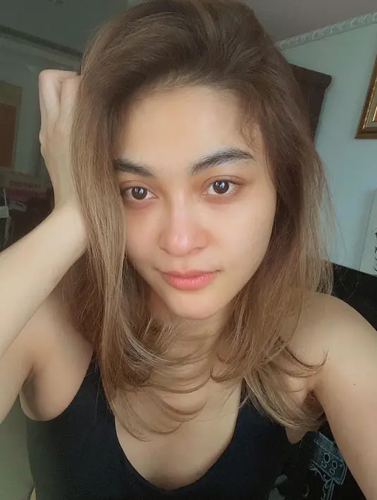 <p>Fina Philipe seperti tak pernah ragu untuk foto tanpa riasan. Seperti dalam foto ini, dia tetap terlihat cantik meski tanpa make-up. (Instagram/lafinaa)</p>
