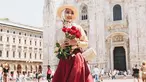 Menggunakan perpaduan busana berwarna beige dan rok merah, Dian Pelangi bahkan memadukannya dengan sebuah topi berwarna senada. Gaya penampilannya ini pun berhasil curi perhatian banyak netizen, karena terlihat bak wanita Eropa. (Liputan6.com/IG/@dianpelangi)
