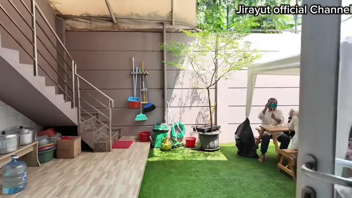 9 Potret Halaman Belakang Rumah Jirayut di Indonesia, Nyaman untuk Acara Keluarga
