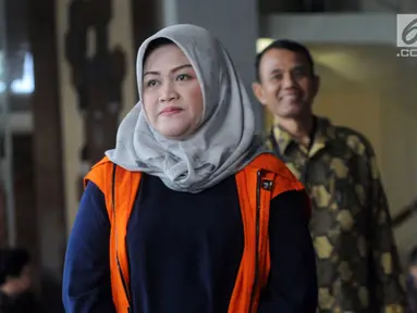 Bupati nonaktif Bekasi Neneng Hasanah Yasin usai menjalani pemeriksaan lanjutan di Gedung KPK, Jakarta, Jumat (8/2). Neneng diperiksa dalam kapasitasnya sebagai tersangka tekait kasus dugaan suap izin proyek pembangunan Meikarta. (Merdeka.com/Dwi Narwoko)