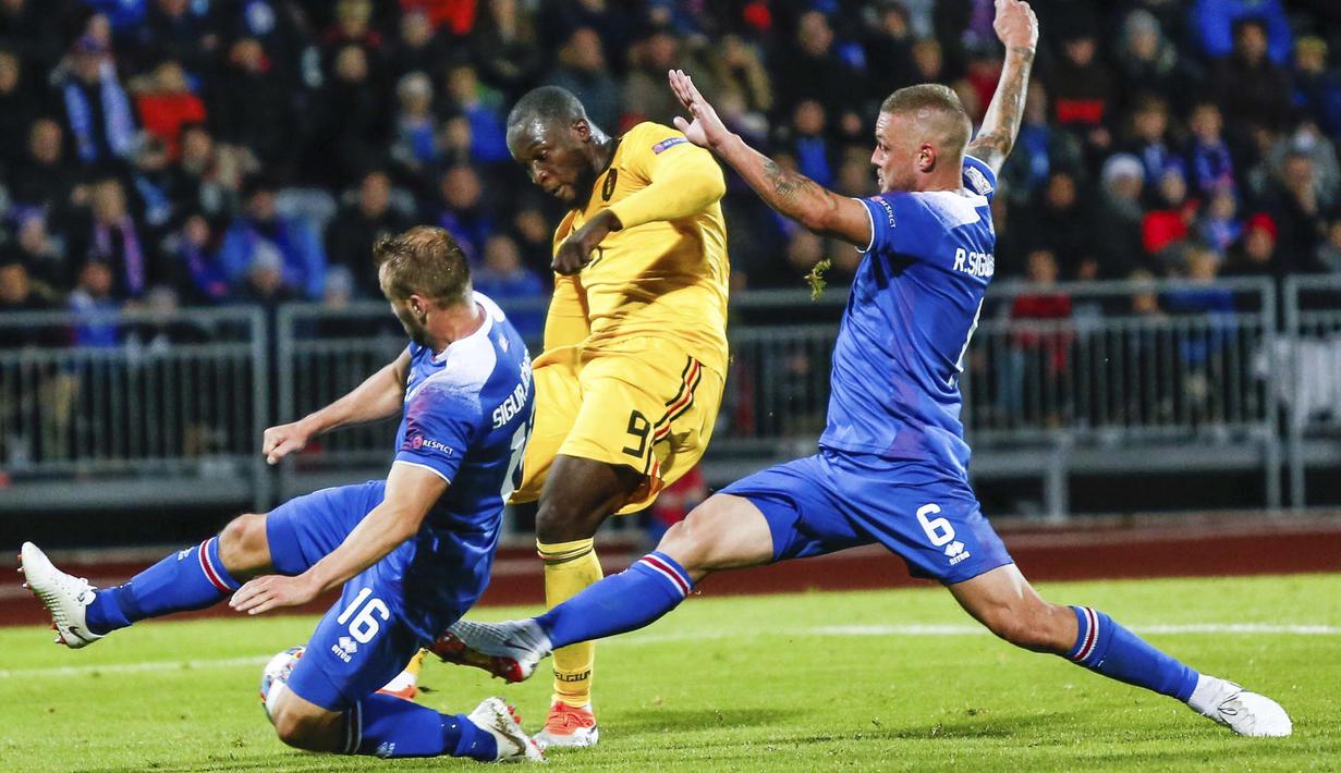 Striker Belgia, Romelu Lukaku, melepaskan tendangan ke gawang Islandia pada laga UEFA Nations League di Stadion Laugardalsvollur, Selasa (11/9/2018). Belgia menang 3-0 atas Islandia. (AP/Brynjar Gunnarsson)