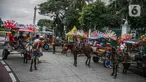Para kusir delman menunggu calon penumpang di Kawasan Monas, Jakarta, Kamis (31/12/2020). Pengendara delman tersebut menganggur karena tidak ada pengunjung dikarenakan kawasan Monas yang ditutup pada perayaan Tahun Baru 2021. (Liputan6.com/Faizal Fanani)