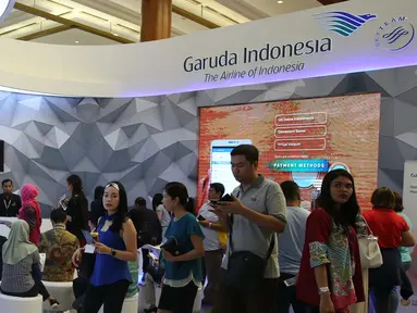 Pengunjung mengantre di pameran Garuda Travel Fair (GATF) di JCC Senayan, Jakarta, Jumat (7/10). GATF  menawarkan tiket dan paket wisata dengan harga lebih rendah dari harga normal ke berbagai destinasi dalam dan luar negeri. (Liputan6.com/Angga Yuniar)