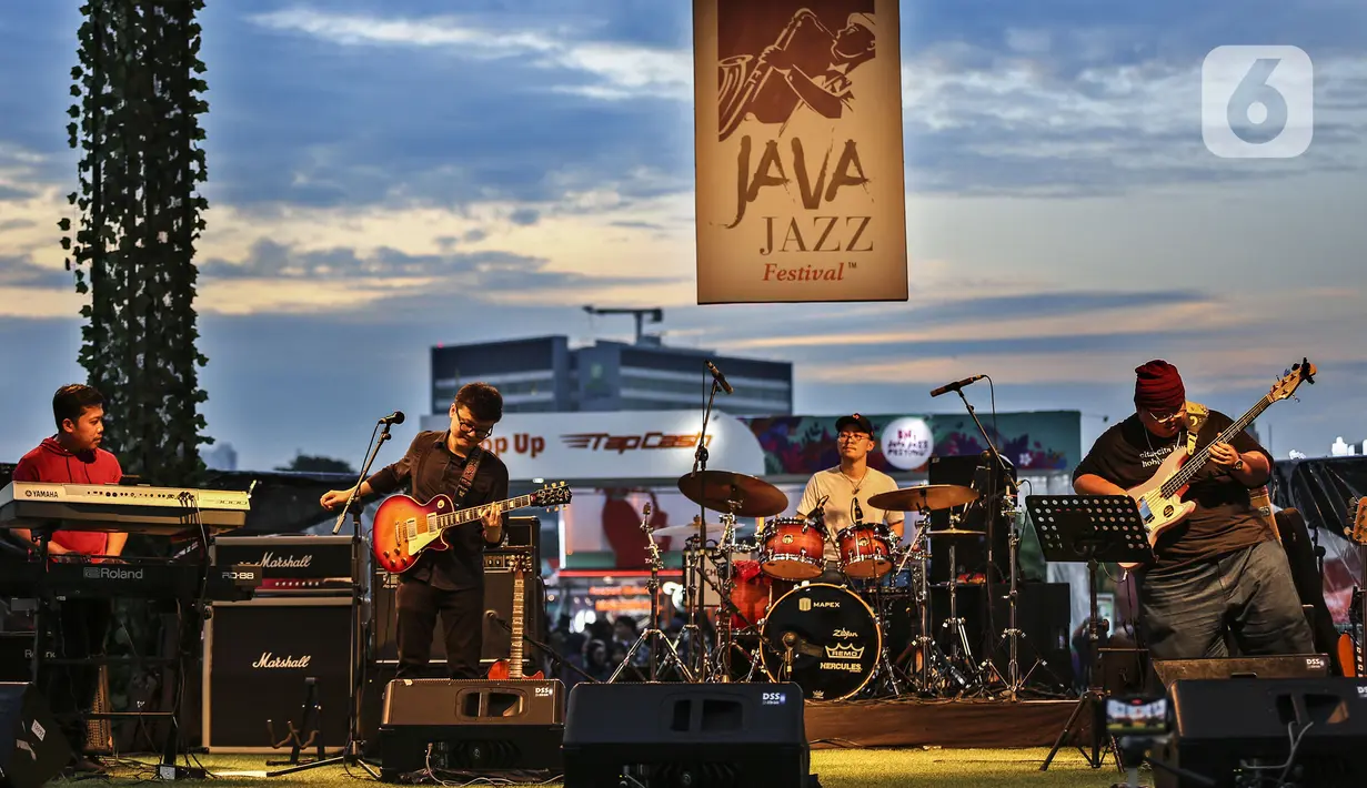 Gitaris jazz Daniel Dyonisius (kedua kiri) saat tampil pada hari kedua BNI Java Jazz Festival 2022 di JIExpo Kemayoran, Jakarta Pusat, Sabtu (28/5/2022). Perhelatan musik BNI Java Jazz Festival 2022 digelar pada 27-29 Mei dengan menampilkan musisi-musisi dari dalam dan luar negeri. (Liputan6.com/Johan Tallo)