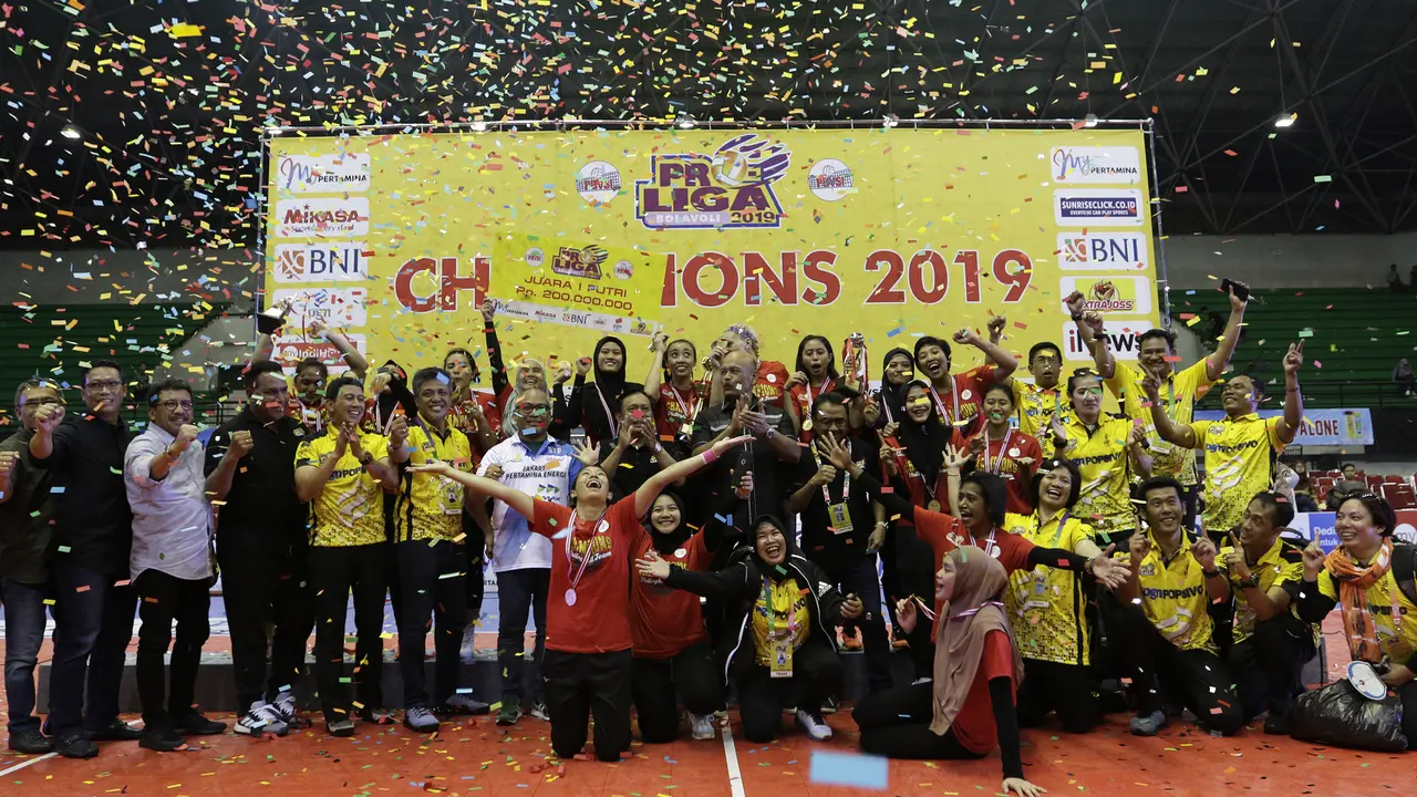 Para pevoli, pelatih dan staff PGN Popsivo merayakan gelar juara setelah mengalahkan Jakarta Pertamina Energi pada final Proliga 2019. (Bola.com/Yoppy Renato)
