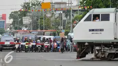  Sejumlah kendaraan menunggu kereta commuterline di perlintasan sebidang Stasiun Pasar Seen, Jakarta, (13/9). Ditjen Perkeretaapian Kemenhub akan menutup perlintasan sebidang di Jalan Letjen Soeprapto, Jakarta Pusat. (Liputan6.com/Gempur M Surya)