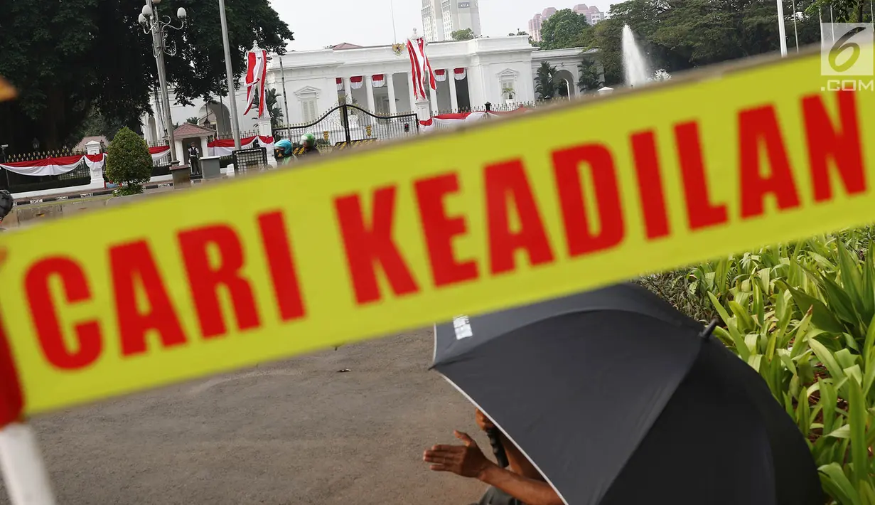 Aktivis JSKK menggelar aksi diam Kamisan ke-540 di depan Istana Merdeka, Jakarta, Kamis (31/5). Para aktivis menuntut agar Presiden Joko Widodo menyelesaikan kasus perkosaan, pembunuhan, dan kerusuhan peristiwa 1998. (Liputan6.com/Immanuel Antonius)