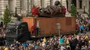 Kerumuman warga melihat boneka raksasa Little Boy Giant diangkut melewati dermaga di Liverpool, Inggris, Minggu (7/10). Boneka tersebut merupakan karya dari kelompok teater jalanan Prancis, Royal de Luxe yang berjudul: Liverpool's Dream (OLI SCARFF/AFP)
