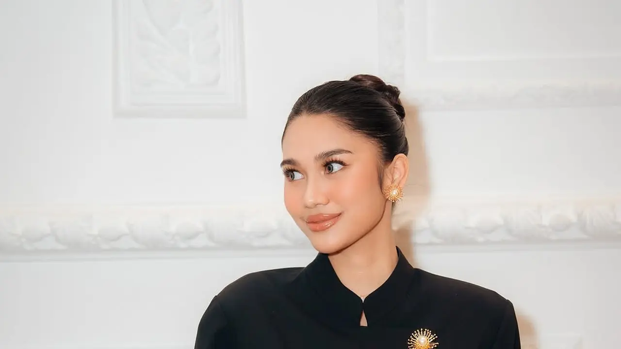 6 Potret Misterius Azizah Salsha Berkebaya Janggan Hitam, Tampil Feminin Maskulin dengan Tas Dior