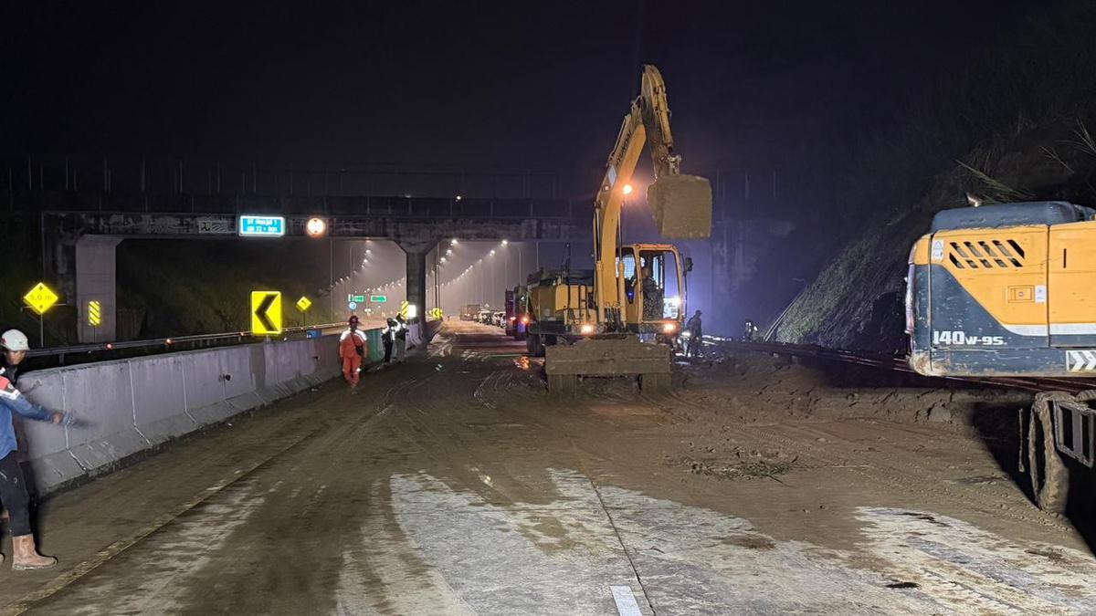 UPDATE Tol Bocimi: longsor bikin lumpuh, ini kondisi terbaru arah Jakarta. Baca: