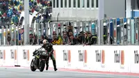 Johann Zarco menuntun motornya untuk mencapai garis finis pada MotoGP San Marino, di Sirkuit Misano, Minggu (10/9/2017). (Twitter/Autosport)