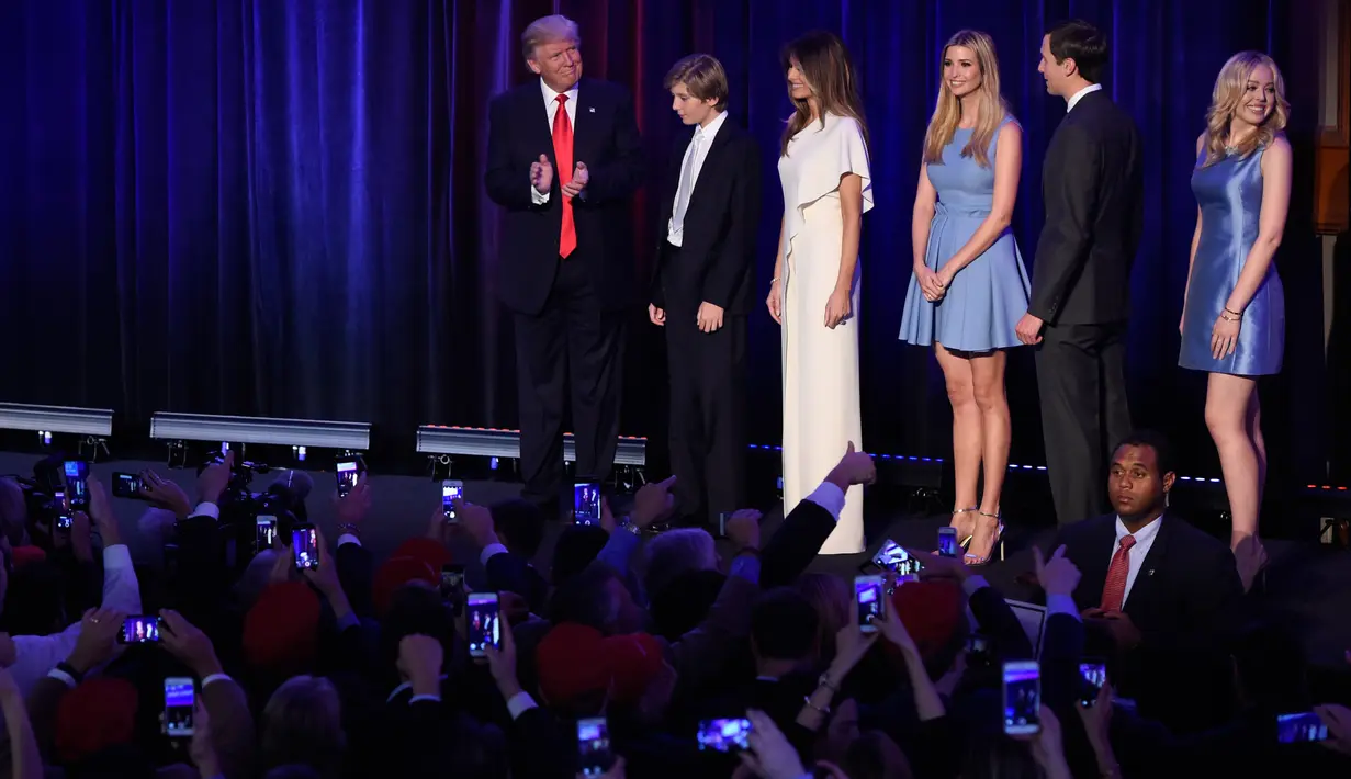 Presiden AS terpilih Donald Trump tiba dengan keluarganya di New York Hilton Midtown di New York, AS (8/11). Donald Trump, calon Partai Republik AS terpilih sebagai presiden AS ke-45. (AFP PHOTO/SAUL Loeb)