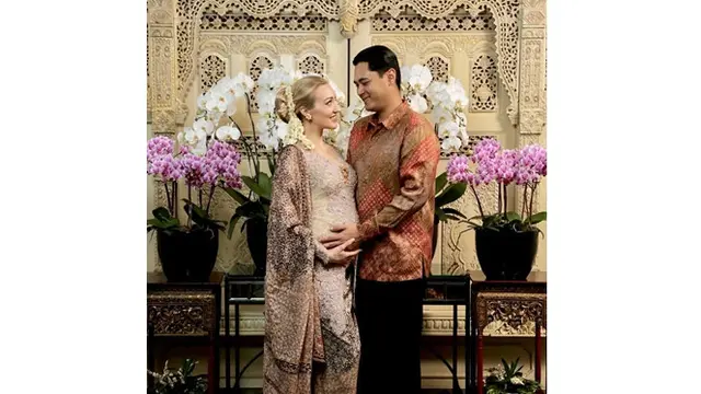 6 Pesona Varsha Strauss Istri Bule Panji Trihatmodjo saat Pakai Kebaya, Banjir Pujian