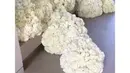 Melansir Ace Showbiz, Kim mendapat kejutan berupa rangkaian bunga sebagai bentuk hadiah di hari ulang tahun pernikahan mereka. Rangkaian bunga tersebut juga tampak dari video yang diunggah Kim di akun Snapchatnya. (Instagram/kimkardashian)