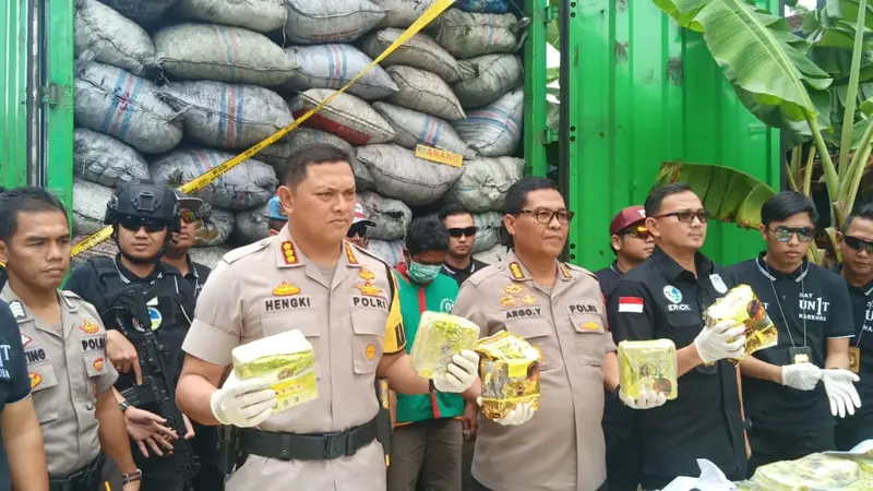 Jajaran Reskrim Narkoba Polres Metro Jakarta Barat gagalkan penyelundupan [sabu ](3949253 "")yang disamarkan dengan arang di tol Bakahueni Lampung pada Senin, 15 April 2019 lalu.