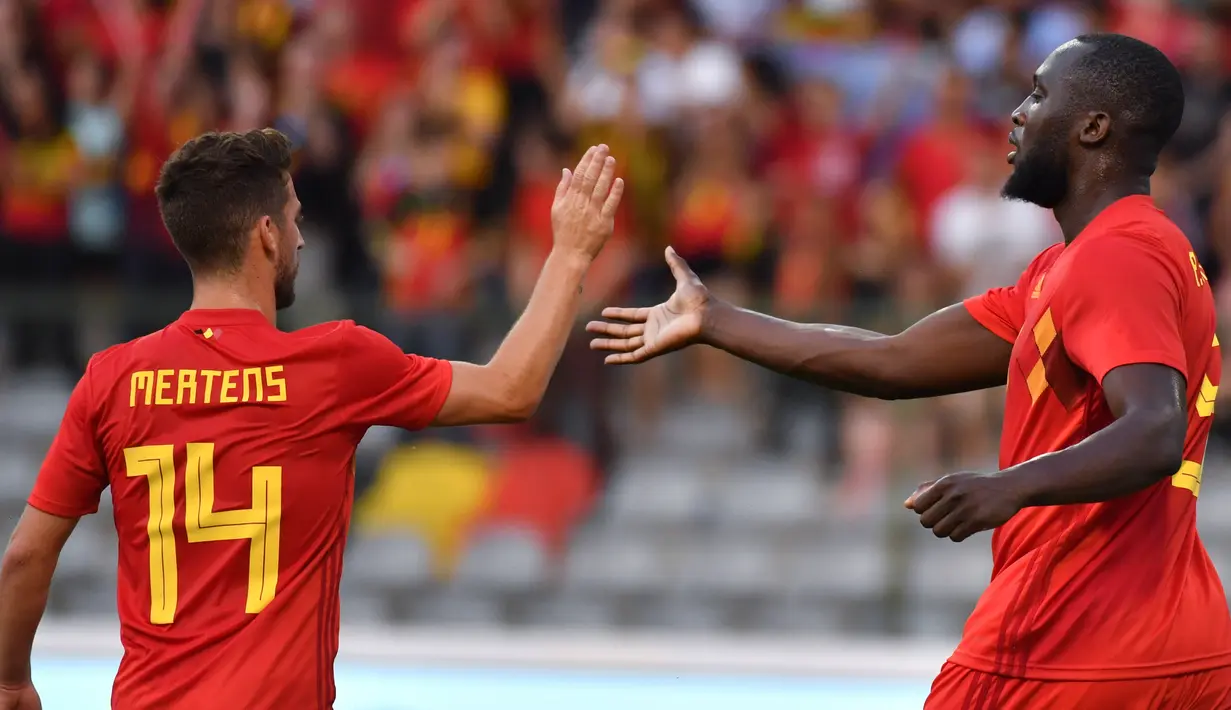Penyerang Belgia Romelu Lukaku diberi ucapan selamat oleh rekan setimnya Dries Mertens usai mencetak gol ke gawang Mesir saat pertandingan persahabatan di stadion King Baudouin di Brussels (6/6). (AP/Geert Vanden Wijngaert)