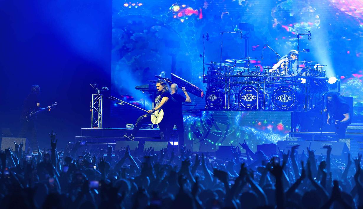 Konser di Jakarta ini menegaskan bahwa band legendaris tersebut masih memiliki daya tarik besar dan tetap relevan di panggung musik dunia. Tampak dalam foto, grup band metal legendaris, Dream Theater saat tampil pada Konser "An Evening With Dream Theater - 40th Anniversary Tour" di Beach City International Stadium, Jakarta, Sabtu 7 Februari 2026. (Kapanlagi.com/Budy Santoso)