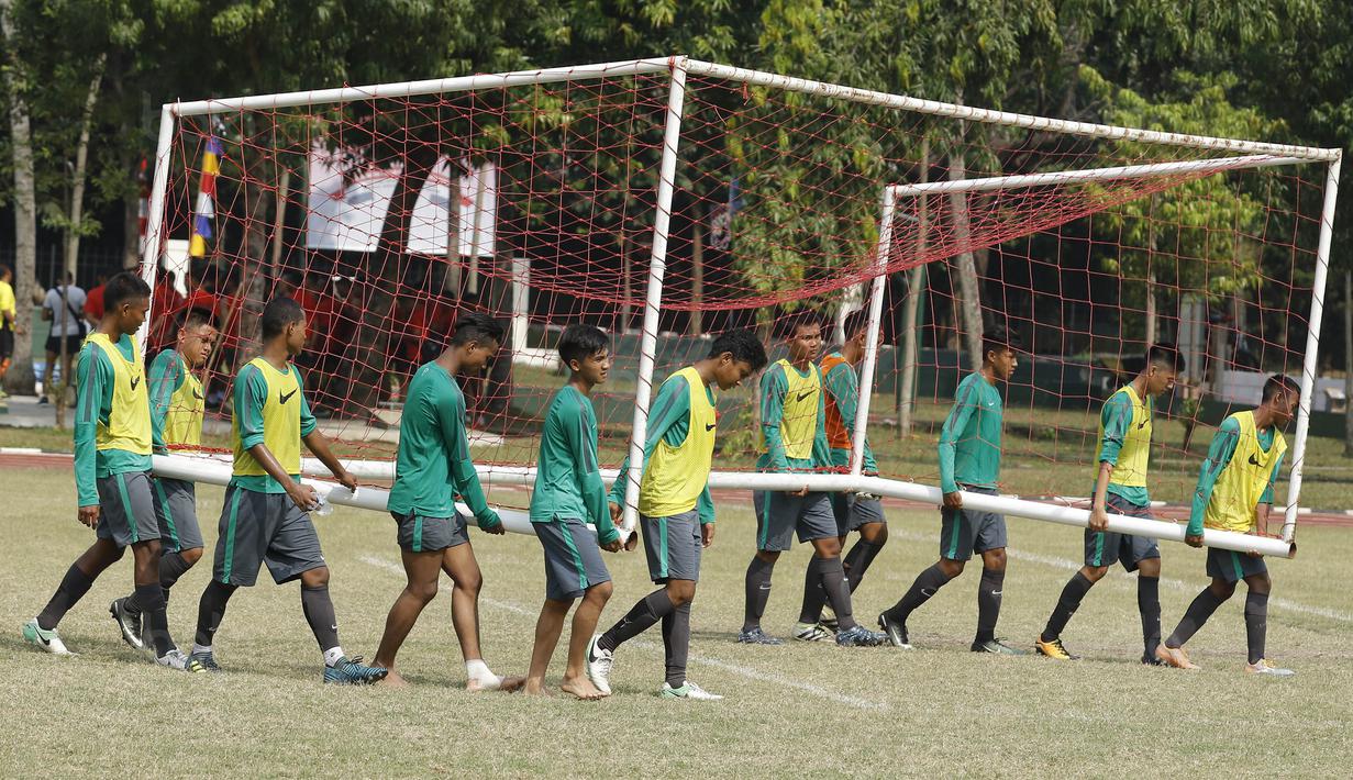 Pemain Timnas Indonesia U-16, menggotong tiang gawang usai latihan di Lapangan Atang Sutresna, Cijantung, Selasa (12/9/2017). Latihan tersebut untuk persiapan kualifikasi Piala Asia U-16 di Thailand. (Bola.com/M Iqbal Ichsan)
