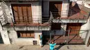 Sepasang turis Jerman meninggalkan surat di rumah tempat Lionel Messi dibesarkan di La Bajada, Rosario, Argentina, 18 April 2018.  Pasangan itu adalah mahasiswa yang datang ke Rosario untuk mengunjungi kota kelahiran idola mereka. (AP/Natacha Pisarenko)