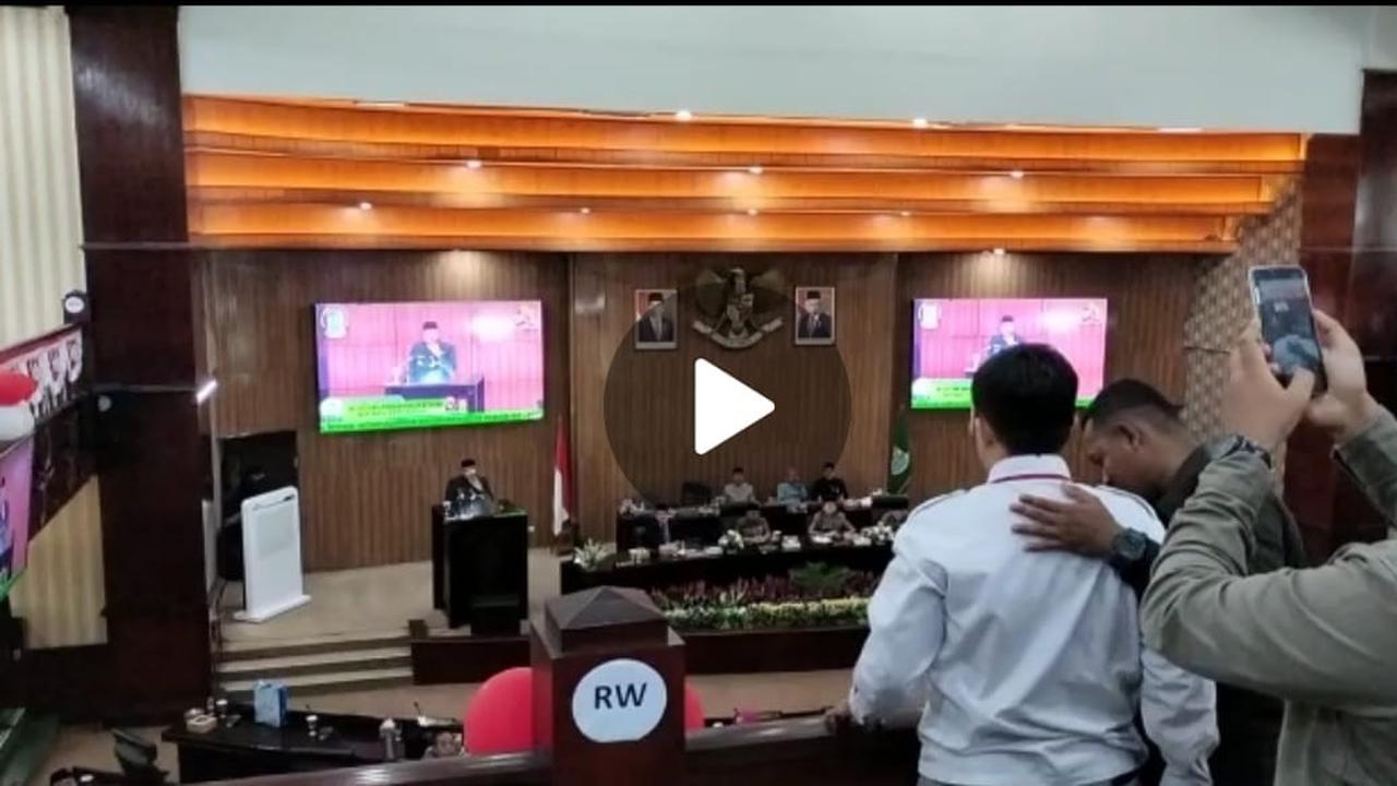 Tangkapan layar viral pemuda sebar uang mainan saat rapat Paripurna HUT ke-26 Kota Bekasi