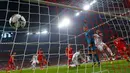 Sergio Ramos (Real Madrid-bawah) mencetak gol keduanya di laga kedua semifinal Liga Champions yang digelar di Allianz Arena, Munich (30/4/2014). (REUTERS/Kai Pfaffenbach)