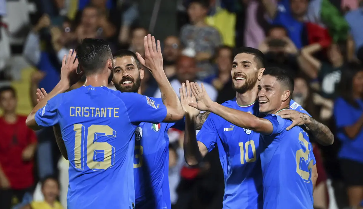 Gelandang Italia, Lorenzo Pellegrini melakukan selebrasi dengan rekan setimnya setelah mencetak gol ke gawang Hungaria pada pertandingan grup A3 UEFA Nations League di stadion Dino Manuzzi di Cesena, Italia, Rabu (8/6/2022). Italia menang tipis atas Hungaria 2-1. (Massimo Paolone/LaPresse via AP)