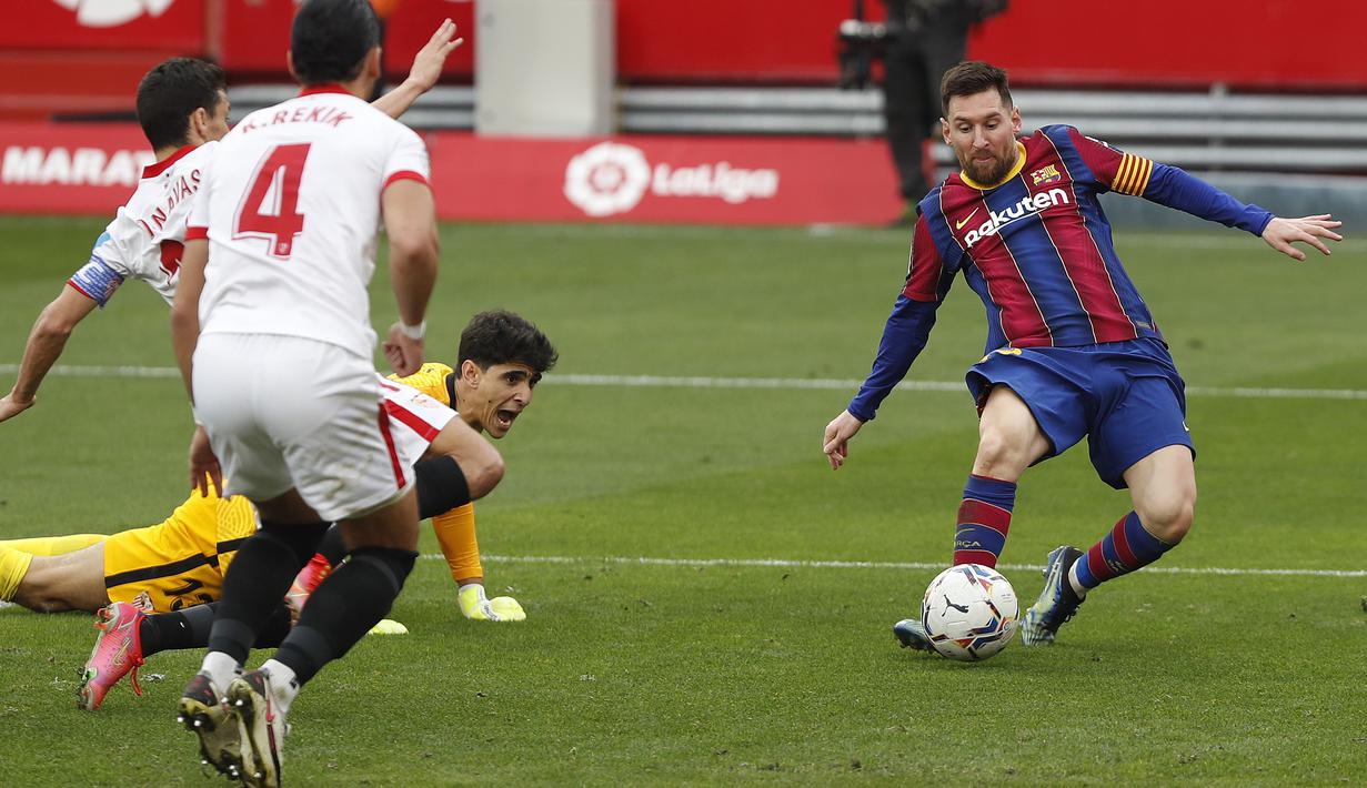 Pada menit ke-86, pasukan Ronald Koeman bisa menambah gol melalui sepakan kaki kanan Lionel Messi yang mengecoh barisan pertahanan Sevilla. (Foto: AP/Angel Fernandez)