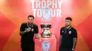 <p>Pemain Borneo FC, Diego Michiels (kiri) dan Stefano Lilipaly memberikan tanggapan di depan media dalam acara Trophy Tour ASEAN Club Championship Shopee Cup 2024 di LOTTE Shopping Avenue, Event Atrium, Jakarta Selatan pada Sabtu (07/09/2024). (Bola.com/Bagaskara Lazuardi)</p>