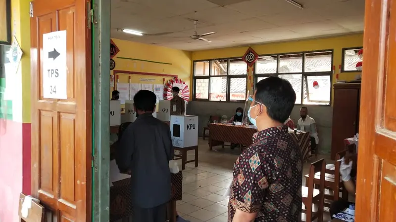 Sejumlah TPS pada Pilkada 2020 di Kabupaten Sukabumi, Jawa Barat, terpaksa dipindah akibat tenda untuk pencoblosan roboh diterjang puting beliung