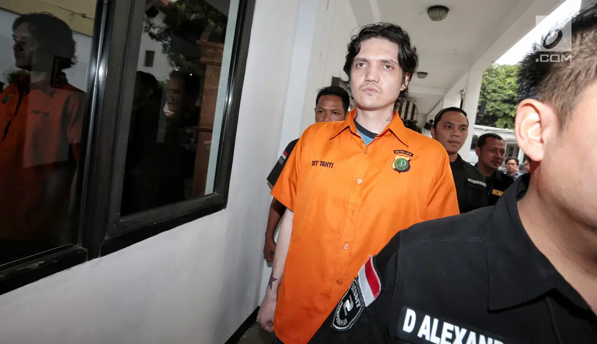 Anak musisi Ahmad Albar, Ozzy Albar dihadirkan dalam rilis kasus Narkoba di Dirtresnarkoba Polda Metro Jaya, Jakarta, Kamis (13/9). Ozzy ditangkap di sebuah ATM di Jalan Wolter Monginsidi dengan barang bukti ganja 2,66 gram. (Liputan6.com/Faizal Fanani)
