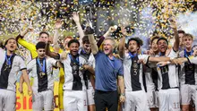 Pelatih Timnas Jerman U-17, Christian Wueck berbaur dengan para pemainnya merayakan gelar juara Piala Dunia U-17 2023 setelah mengalahkan Timnas Prancis U-17 lewat adu penalti pada laga final Piala Dunia U-17 2023 di Stadion Manahan, Solo, Sabtu (2/12/2023). (Bola.com/Bagaskara Lazuardi)